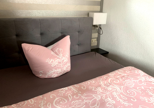 gh-zimmer-schlafzimmer1-bett